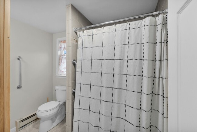 Building Photo - Fully Furnished Bright & Comfortable 1-Bedroom Cottage Available for Rent