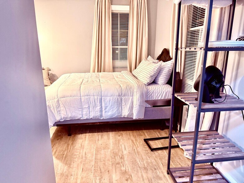 Building Photo - 163 Broadway