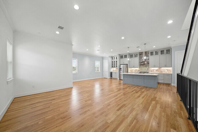 Building Photo - 5341 Larkin St
