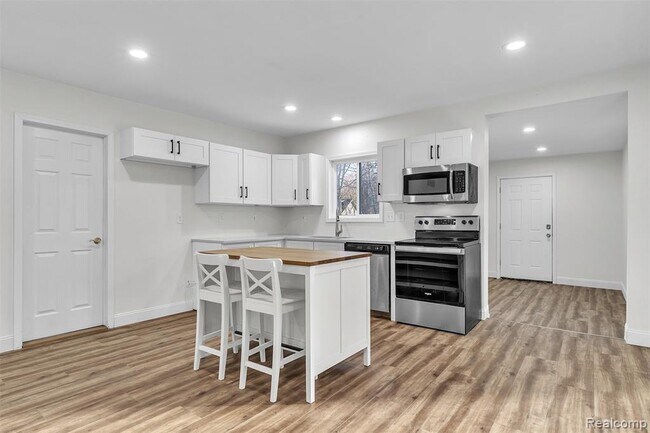 Building Photo - 8165 Leonard Dr