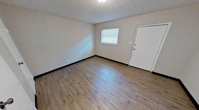 Large bedrooms with 2 closets each - 2208 Garden Pl