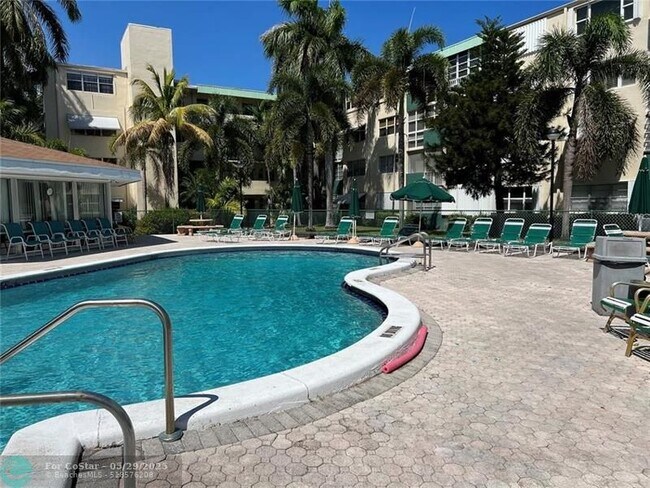 Building Photo - 1333 E Hallandale Beach Blvd