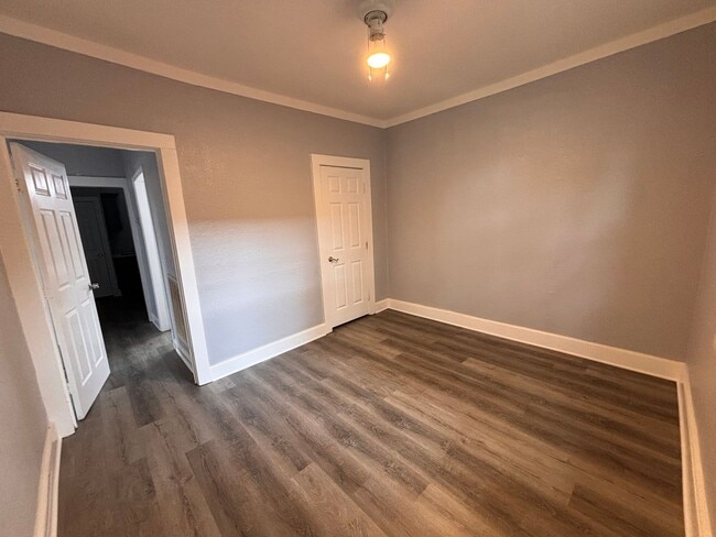 Building Photo - 3 Bedrooms, 2 Bathrooms - Home in Celenease!