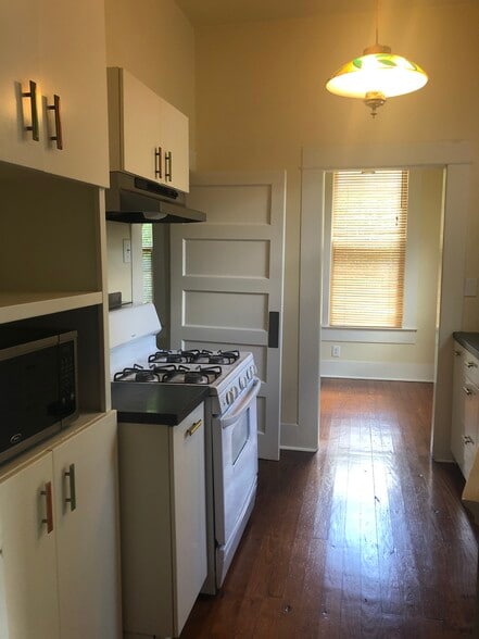kitchen looking into breakfast room - 704 E Guenther St