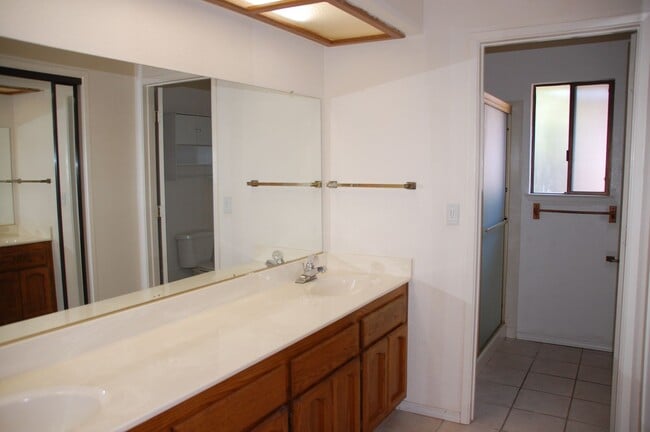 Building Photo - 4 bed 2 bath 3 car in Roseville