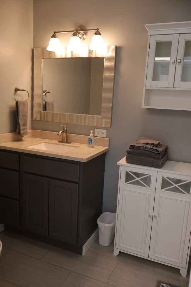 Building Photo - Pet Friendly 1 Bedroom in Downtown Bozeman