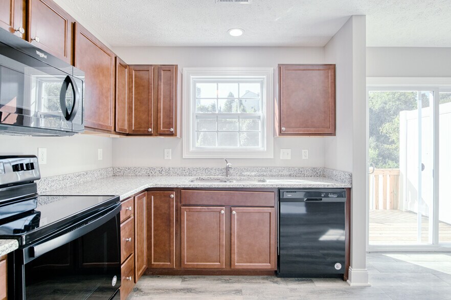 Building Photo - 150 Twisted Oak Dr NW