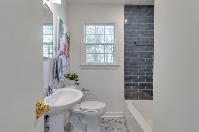 Building Photo - 695 Berry Rd