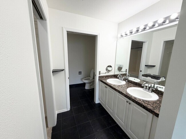 Building Photo - Light & Bright End Unit Condo!