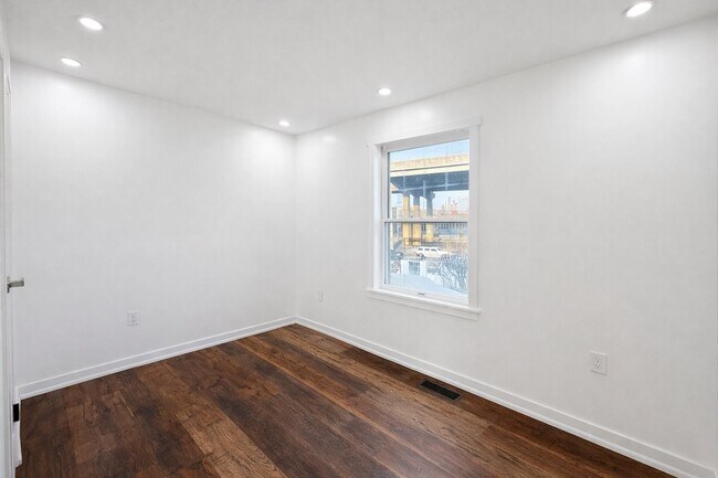 Building Photo - 87 Merseles St