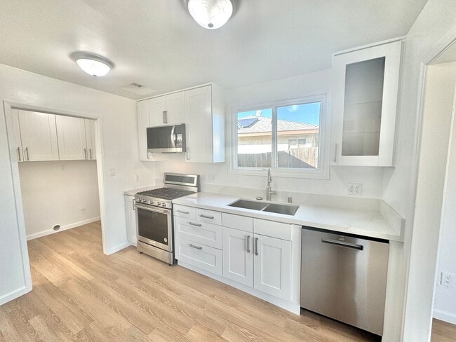 Building Photo - Beautifully Remodeled 4bd/2.5ba CLAIREMONT Home! Fenced yard, garage, PET friendly!