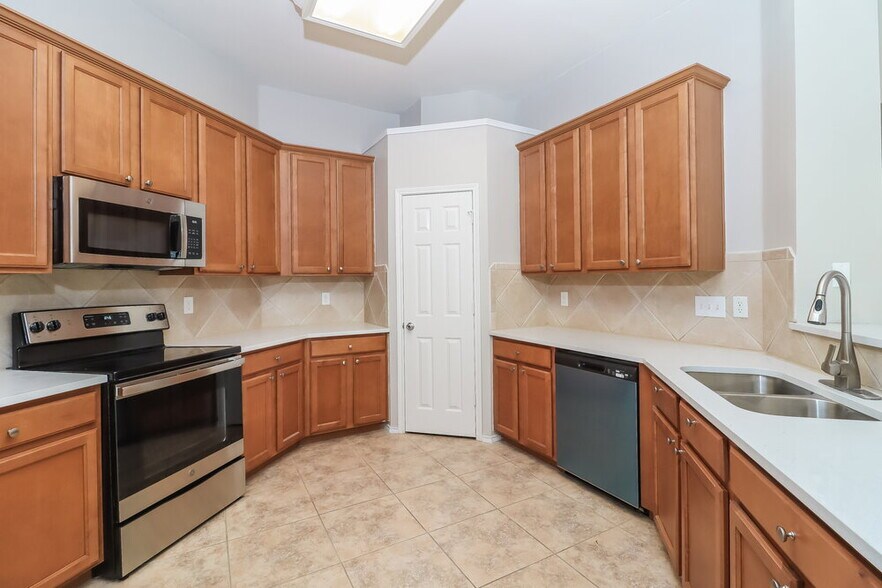 Building Photo - 4600 Summer Oaks Ln