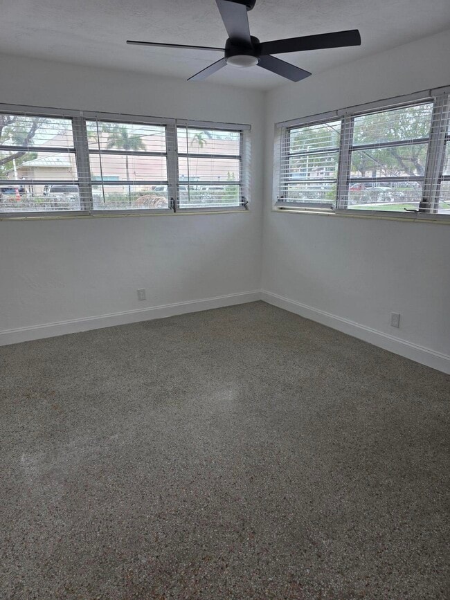 Building Photo - 304 SE 4th Ave