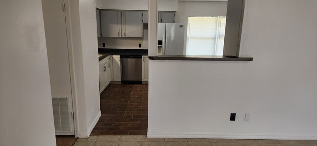 Building Photo - 212 Redbud Ln