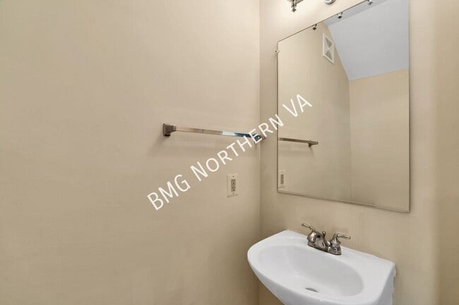 Building Photo - 801 S Greenbrier St