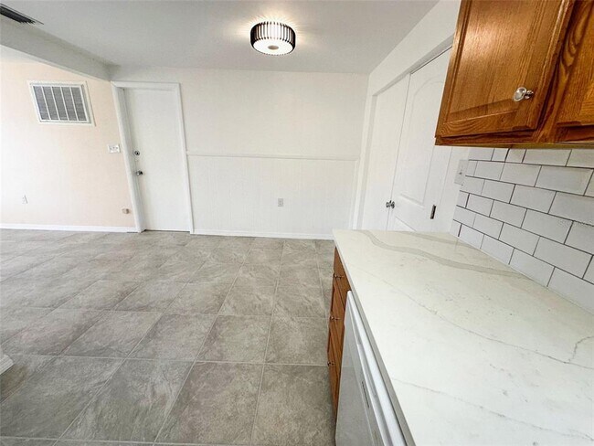 Building Photo - 3607 Cambridge St