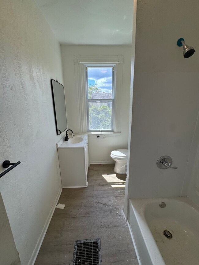 Building Photo - 540 W 7th Ave