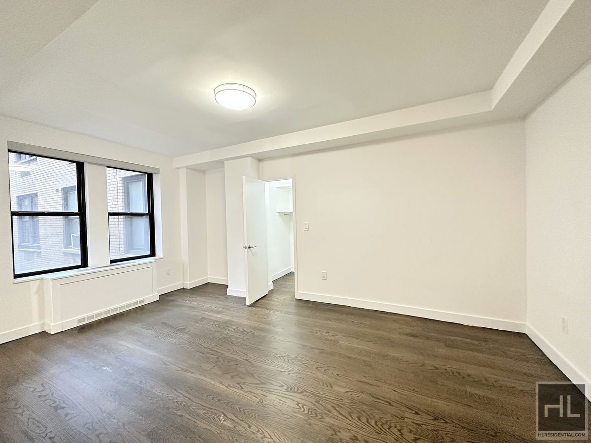 Building Photo - KING SIZE 1 bedroom 1 bathroom with washer and dryer.