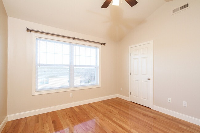 Building Photo - 1104 River View Ln