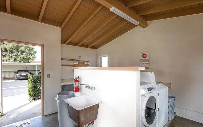 Building Photo - "Charming 1-Bedroom Retreat: Cozy 717 Sq Ft Haven in Sunny CA!"