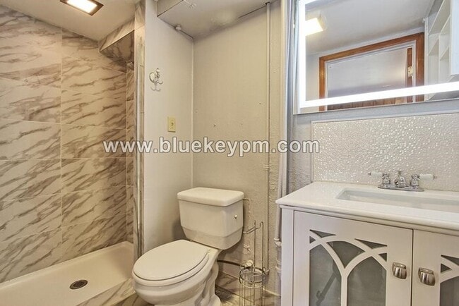 Building Photo - Spacious 3 Bed, 1 Bath Daylight Basement A...