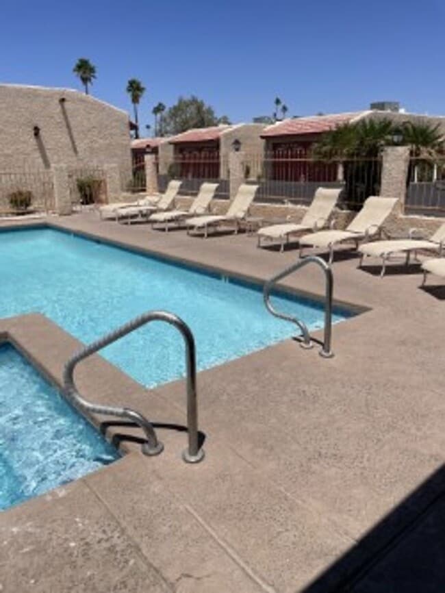 Building Photo - Move in ready.  Call for a showing. (928) ...