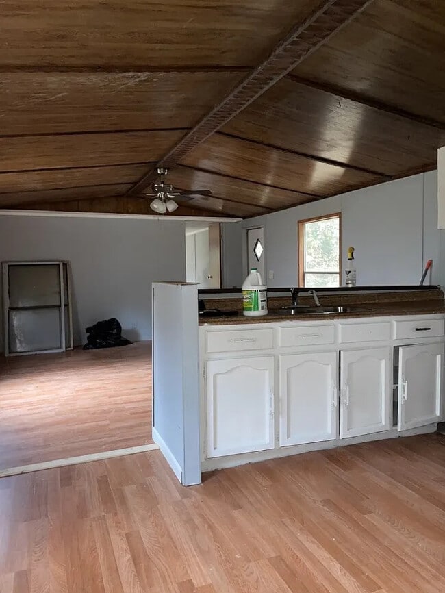 Building Photo - 2 Bedroom 1 Bathroom