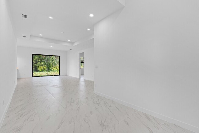 Building Photo - 710 Eisenhower Blvd