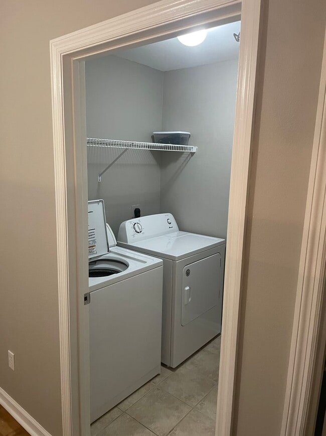 Building Photo - BEAUTIFUL 3/3 TOWNHOME FOR $1625