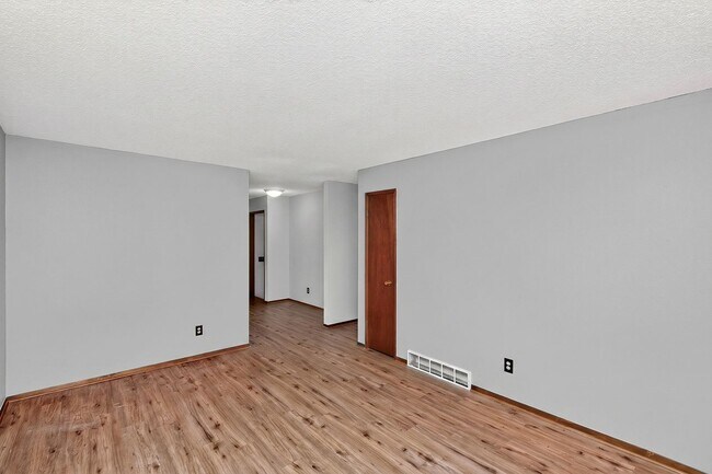 Building Photo - GREAT NEIGHBORHOOD!! 3 Bedroom, 1 Bath Home in Ankeny