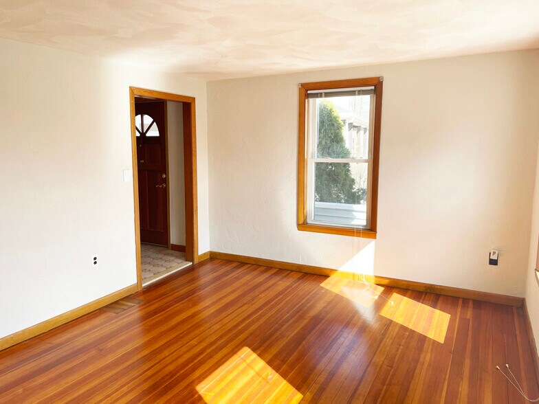Living Room - 27 Webster Pl