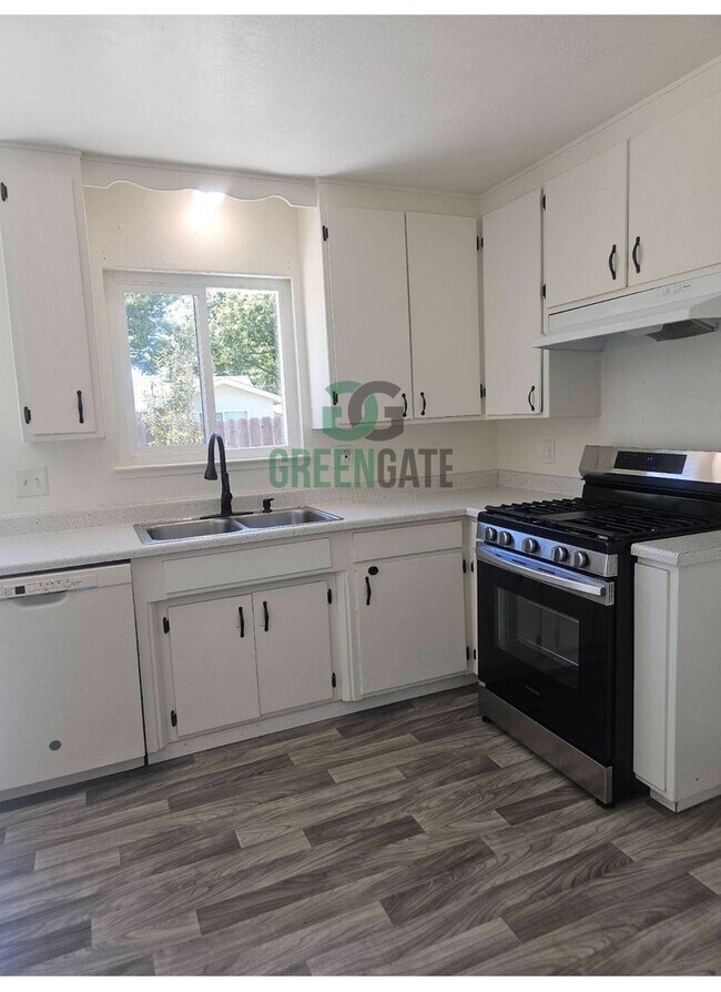 Building Photo - 3 BEDROOM 2 BATH HOME MOVE IN READY IN MOD...