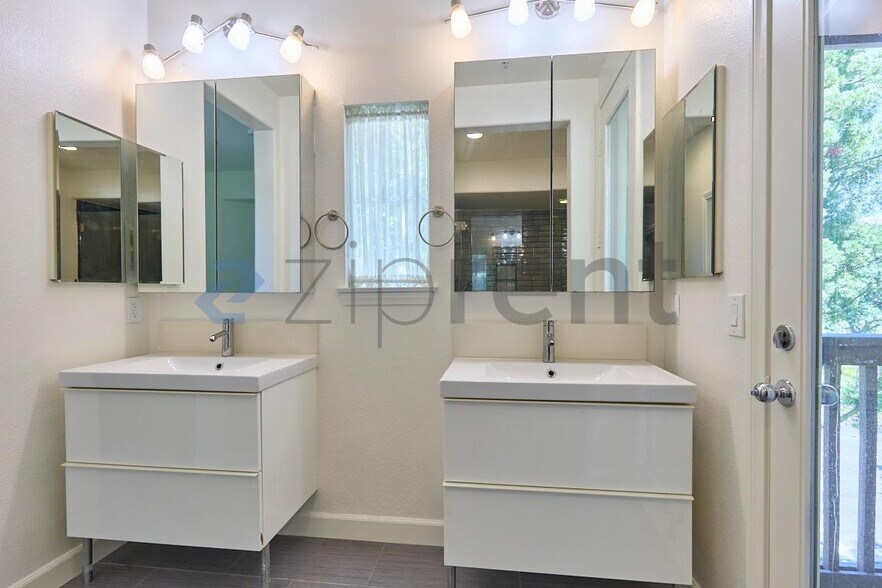 Building Photo - Unit