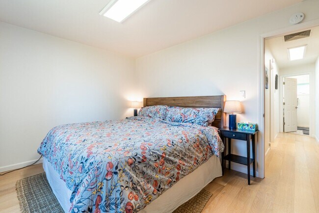 Building Photo - 4bd/1.75ba Shoreline Home