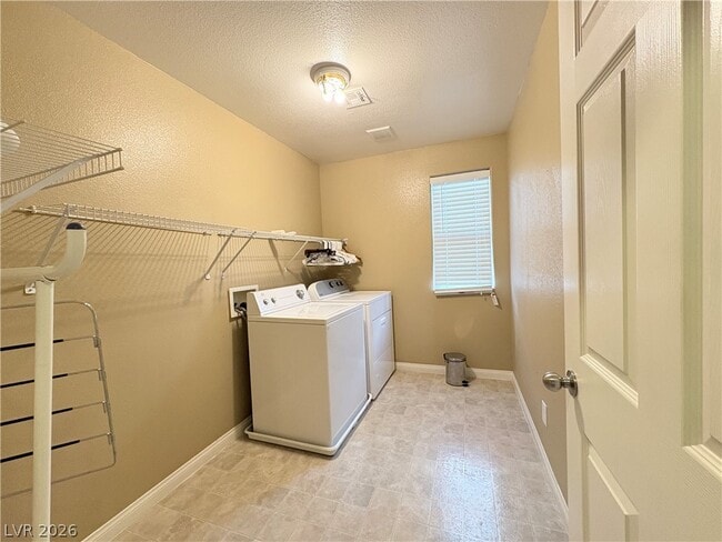 Building Photo - 5014 Golden Antelope Way