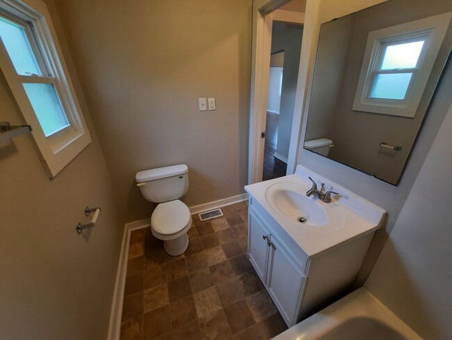 Building Photo - 2 Bedroom, 1 Bathroom rental home with gar...