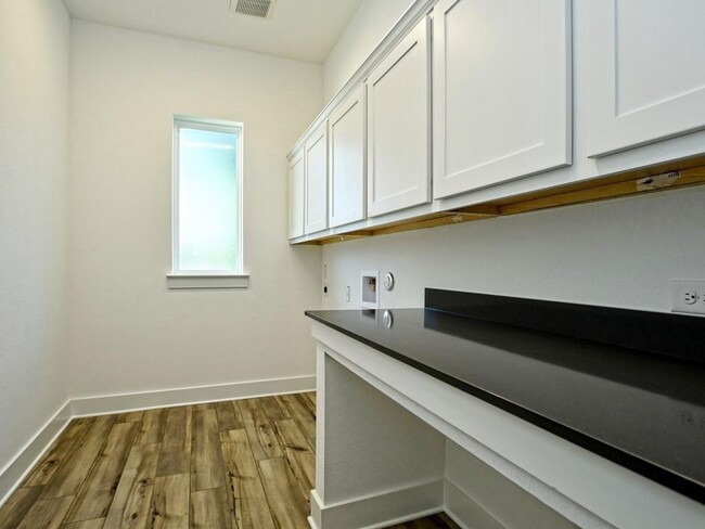 Building Photo - 402 Zennia St