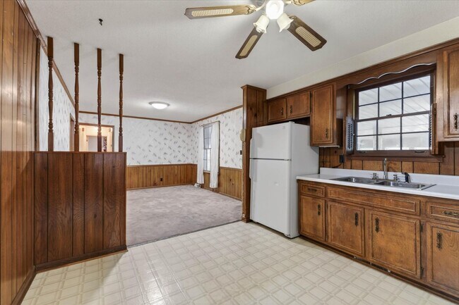 Building Photo - 2 Bedroom Dog Friendly Home For Rent With Large Bonus Room!