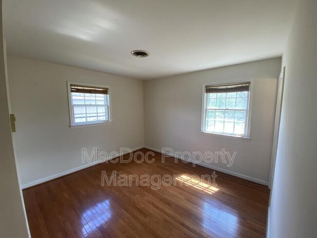 Building Photo - 304 Stratford Ave