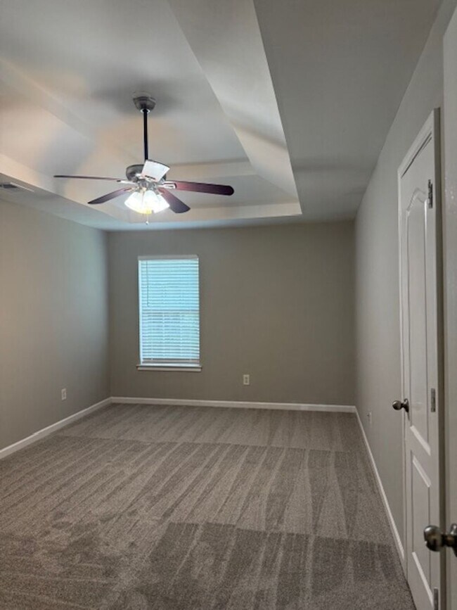 Building Photo - Beautifully Updated 5BR / 3 Bath Brick Fro...