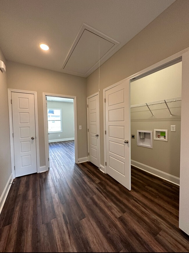 Building Photo - 119 W Rossview Rd