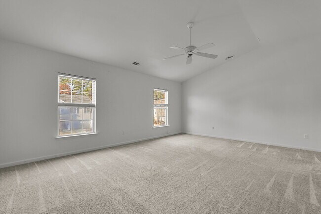 Building Photo - 3 Bedroom 2.5 bath home with 2 car garage located in Shadow Moss