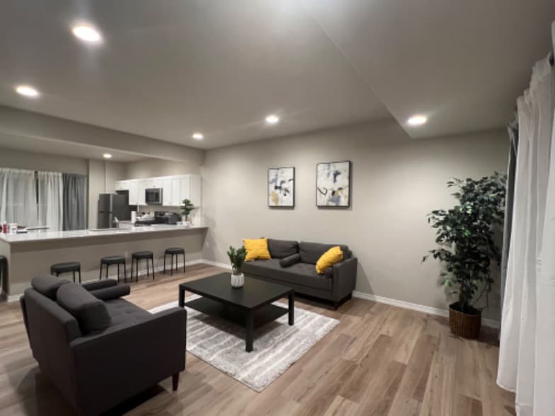 Primary Photo - 5235 Aeroglide Lp