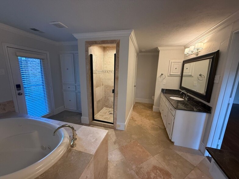 Building Photo - 6911 Gateridge Dr
