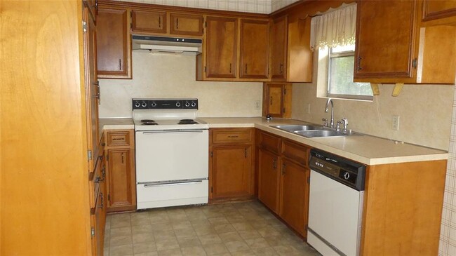 Building Photo - 15606 Santa Fe Dr