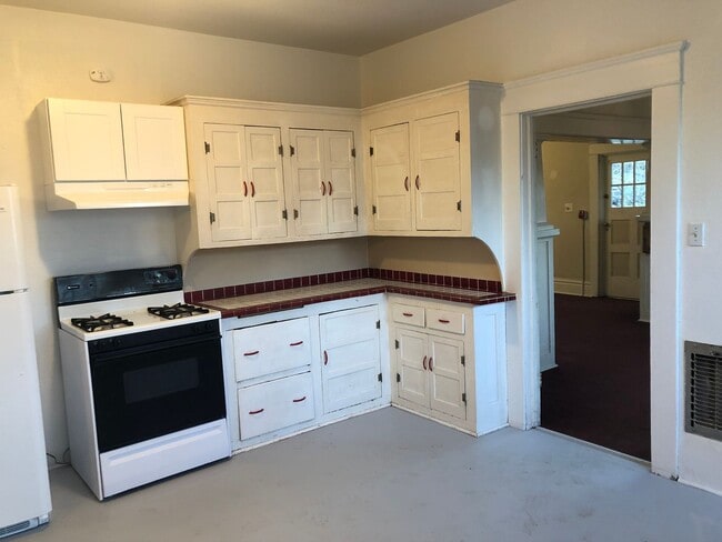 Building Photo - Large 4 bed/2 bath Farm House on River Rd. MOVE IN SPECIAL!