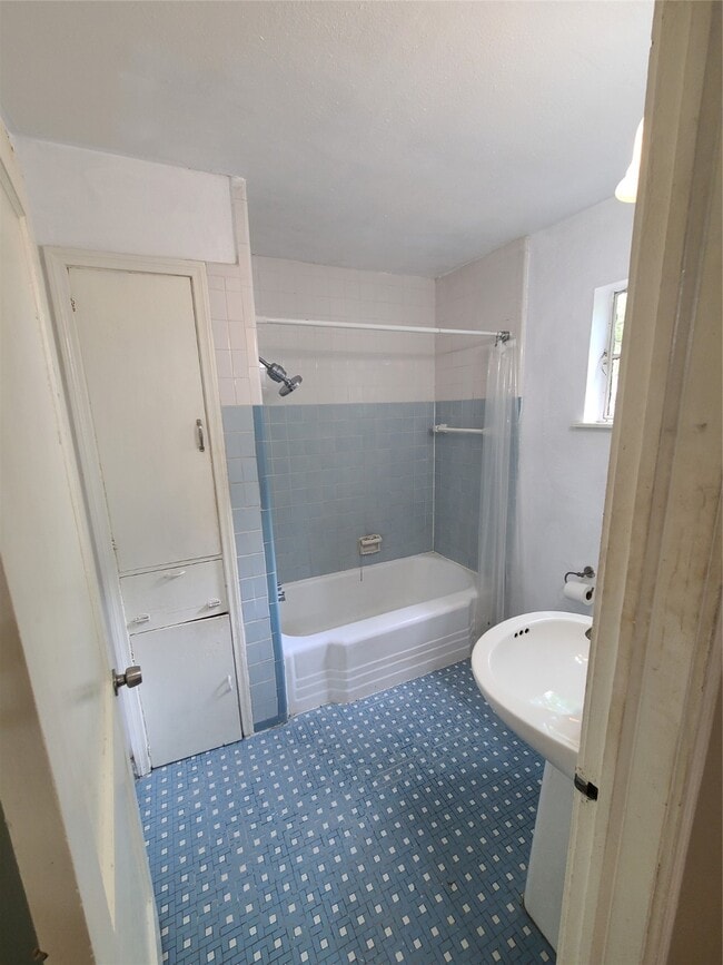 Building Photo - 1434 Lawson St