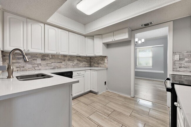 Building Photo - Beautiful home available in Castle Hills!