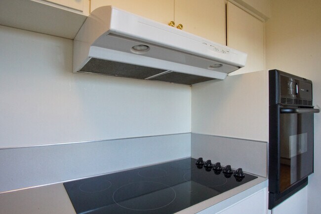 Building Photo - Large Clean Open Hillsdale apartment, Big ...