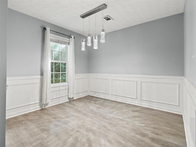 Building Photo - 4643 Grand Central Pkwy